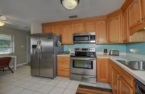 Stuart Cottage | Super Cute & Clean Pet Friendly Cottage near Beaches & Quaint Downtown Stuart