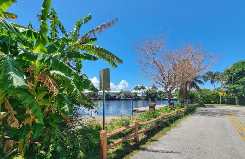 Middle River Terrace House | Surf House - Paddleboards - Canoes -1 mile to Wilton Manors