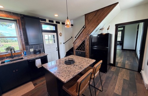 Martinsburg House | Terrific restored modern farmhouse on 75 acre preserve near Shepherdstown.