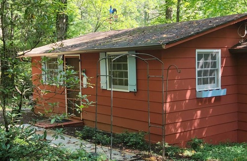 Hood Cabin | The Blue Rooster - Shen. Nat. Park hiking, fishing, wineries & antique shops