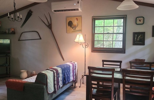 Hood Cabin | The Blue Rooster - Shen. Nat. Park hiking, fishing, wineries & antique shops