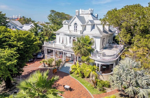 Historic Seaport Apartment | The Curry Classic | Main Mansion Queen