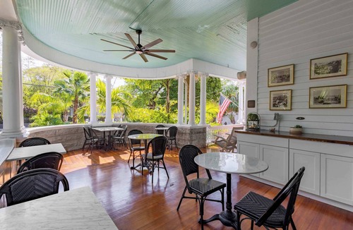 Historic Seaport Apartment | The Curry Classic | Main Mansion Queen