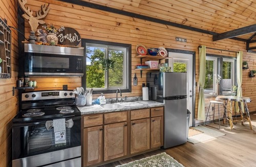 Campton Cabin | The Grey Squirrel Hideaway - Hot Tub , Fire-Pit, Pet-Friendly