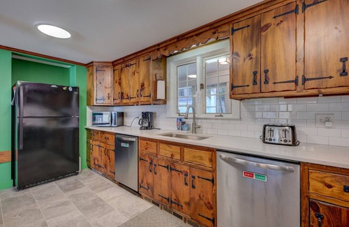Bartlett House | The Historic Wolfville Mountain Home | Sleeps 25