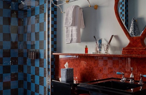 Mount Vernon House | The King at Ulysses Hotel: Canopy Beds & Vintage Finds in Mount Vernon