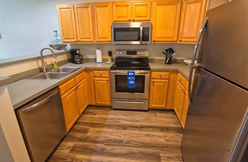 Rehoboth Beach Condo | The Palms * 2BR Luxury Condo, Sleeps 7