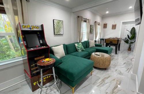 West Palm Beach Villa | THE PALMS 3BR-Minutes to Beach, Scuba, Downtown, Airport