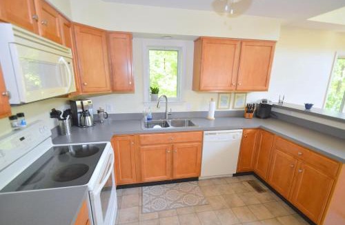 Berkeley Springs House | The Retreat at the Creek - Pet Friendly