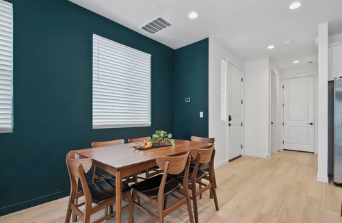 Star House | The Roost, Luxe Star Idaho Stay w/65" TV & Zippy Wi-Fi, Sleeps 8