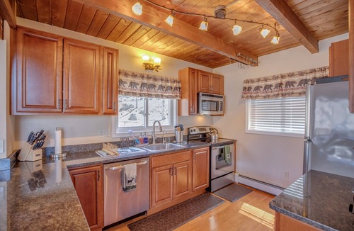 Lincoln House | The Rustic Elk Abode: A Mesmerizing Fall Retreat in White Mountains by the Kanc!
