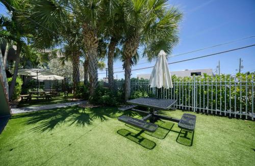 Central Oakland Park Apartment | The Victor Apartments By Lowkl