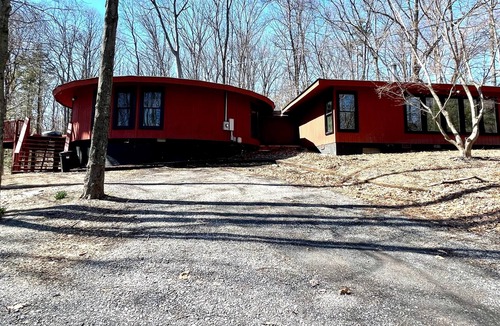 The Woods Cabin | This cabin is a 3 bedroom(s), 2 bathrooms, located in Hedgesville , WV.