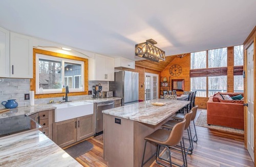 The Woods Ski Chalet | This chalet is a 3 bedroom(s), 2 bathrooms, located in Hedgesville, WV.