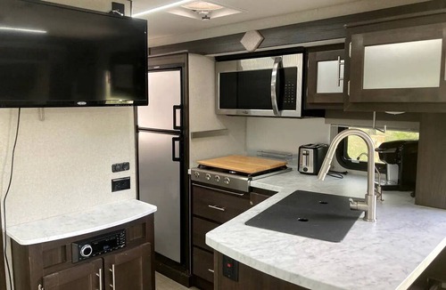 Santa House | Tiny Caravan Great for Couples with Landscape Views in Idaho