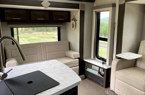 Santa House | Tiny Caravan Great for Couples with Landscape Views in Idaho