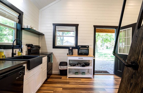 Canyon Lake Apartment | Tiny Home in Canyon Lake 5 mins to Lake & River, Prime Area, Pet Friendly