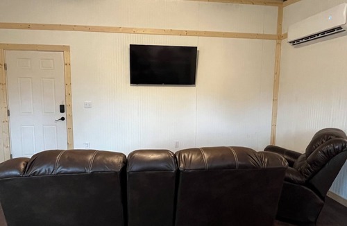 Milburn Apartment | Tranquil charming Tiny House in Clinton