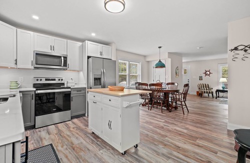 Deep Hole House | Tranquility | New Build, Sleeps 11, Fire Pit, Cornhole + Pet Friendly