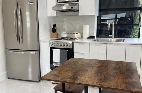 Flamingo Parks Apartment | Transit-Friendly Flamingo Park Hideaway