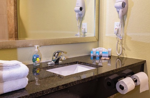 Riviera Beach Hotel | Travel Inn of Riviera Beach