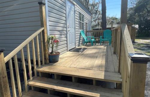 Lakeshore South House | Tropical Studio Retreat with Great WiFi and EV charging