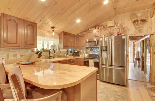 Freedom Cottage | Trout Ponds & Sauna: Unique Log Cabin in Freedom