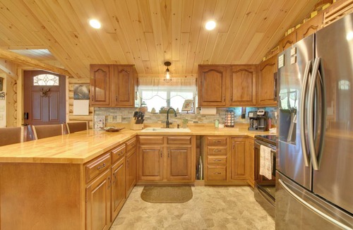 Freedom Cottage | Trout Ponds & Sauna: Unique Log Cabin in Freedom