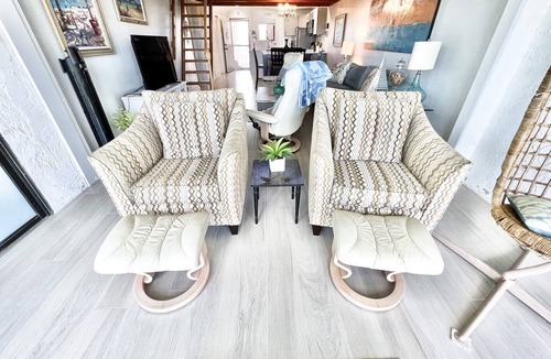 Fort Pierce Condo | Turtle Tropical Retreat 🐢☀️🌴 Lovely 2b 2b with ocean peek and loft! STR 22-33557