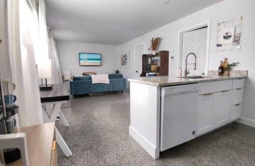 Rock Ridge Cottage | Two Miles to the Beach, centrally located