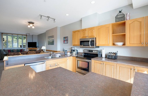 Silver Star Mountain Hotel | Ultimate Slopeside Retreat – Sleeps 24 Across Two Spacious Townhomes