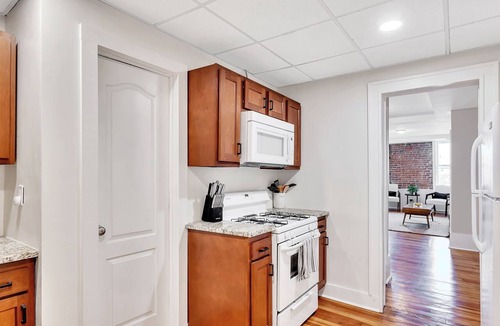 Troy Apartment | Uncle Sam's Hideaway |Nearby Colleges & Hospital|Personal Workspace|Pet Friendly