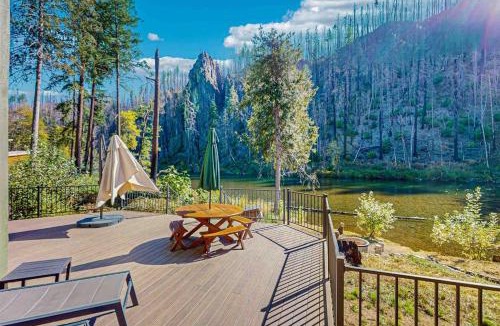 Vida House | Unique riverfront home & cabin with amazing views deck & W&D - dog-friendly