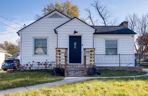 Waterloo House | Updated & Charming! Waterloo Home w/Patio