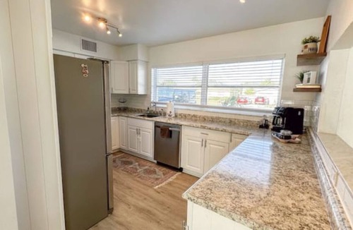 Seminole House | Updated Cozy & Tropical Home/2 Miles to Beach/Quiet Neighborhood