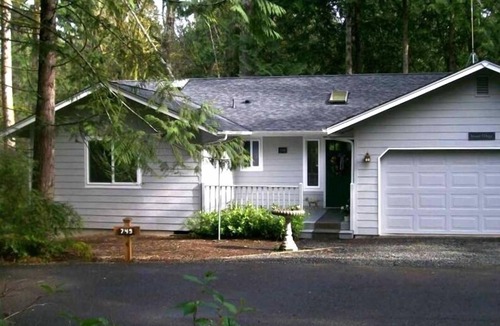 Burley House | Upscale Hartstene Pointe near Beach & Pool - Unique Pacific NW Destination