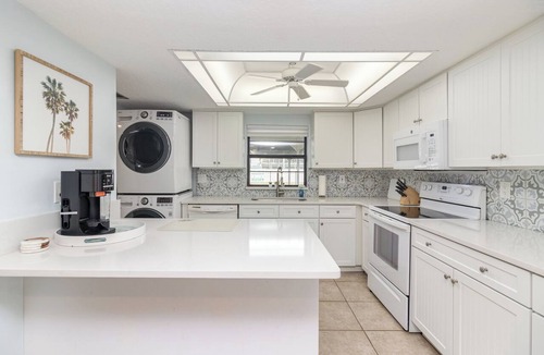 Avon By The Sea Condo | Upscale Unit with 2 King Beds-One Level-Pool Front- Steps to Beach & Pier!