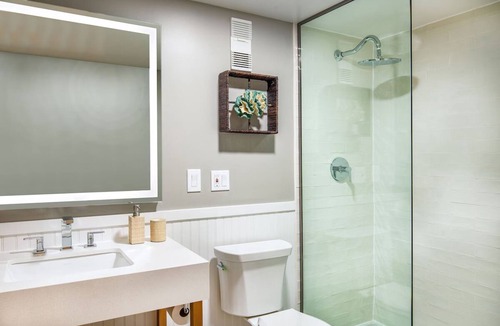 North Ocean City Hotel | Urban Queens Abode, Ashore Resort, Scenic City Frames, Beach Amenities, 2 Rooms