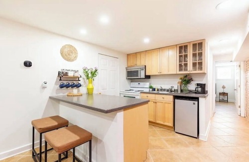 H Street Corridor Apartment | Urban Retreat in Capitol Hill – Stylish & Serene One-Bedroom Apartment