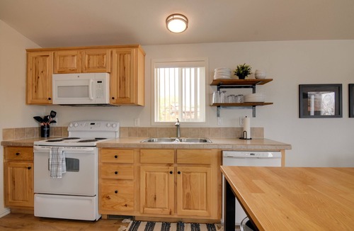 Escalante House | Utah Retreat - Hot Tub, Deck & Near National Parks