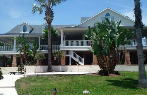 Tropic Apartment | Villa Melbourne Master BR suite w/King bed/heated Pool