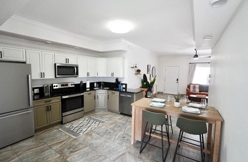 Crescent Beach Apartment | Villa Olivō -2BR Modern Luxury-River & Ocean Access