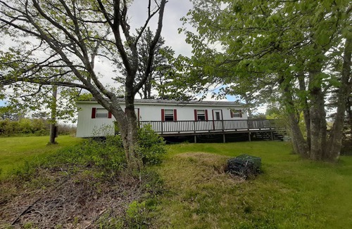 Phippsburg House | Vintage 2-bedroom mobile home on Popham Beach