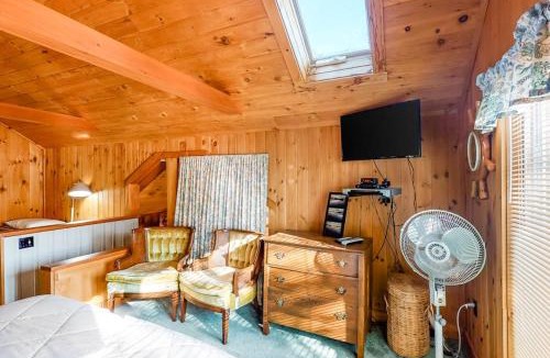 Greenville House | Vintage lakefront cabin with incredible water views, private dock & pebble beach