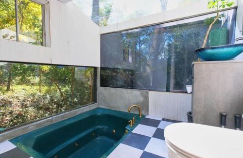 Linden House | Vintage Lovers` Cabin with Jacuzzi & Lake Access