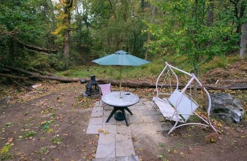 Linden House | Vintage Lovers` Cabin with Jacuzzi & Lake Access