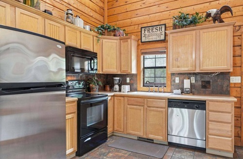 Branson Theater District Cabin | Walk-in Log Cabin with Fireplace & Screened-in Balcony - Heart of Branson