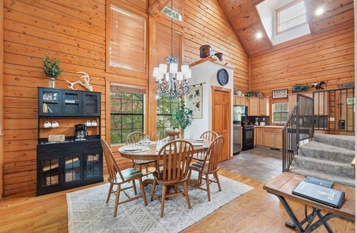 Branson Theater District Cabin | Walk-in Log Cabin with Fireplace & Screened-in Balcony - Heart of Branson