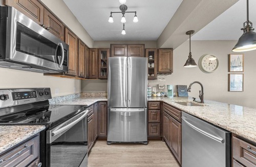 Table Rock Condo | Walk-In Pointe Royale Condo - Golf Course Pond View - Pools, Hot Tub & Clubhouse