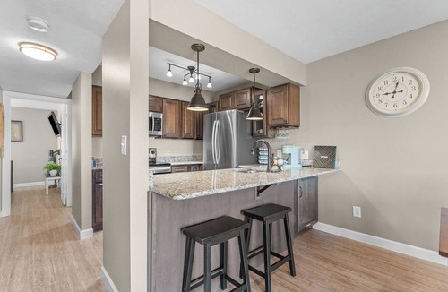 Table Rock Condo | Walk-In Pointe Royale Condo - Golf Course Pond View - Pools, Hot Tub & Clubhouse